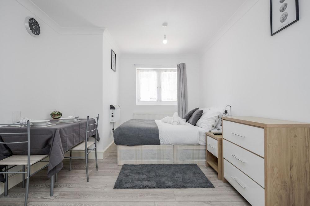Remarkable 1-bed Studio in Dagenham - Tap to explore photos