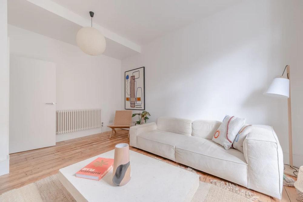 Beautiful Minimalistic 2BD House - Victoria Park - Tap to explore photos