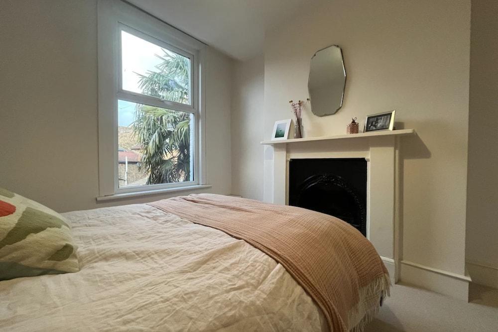 Beautiful Minimalistic 2BD House - Victoria Park - Tap to explore photos