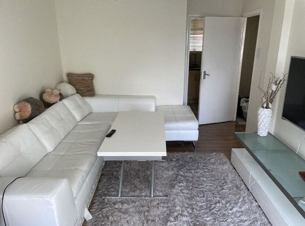 Charming 1-bed Apartment, Vibrant London Location - Tap to explore photos