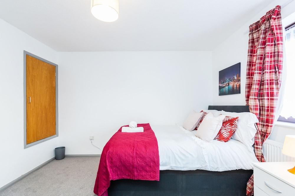 Cosy 2-bed House! Dagenham! Free Parking - Tap to explore photos