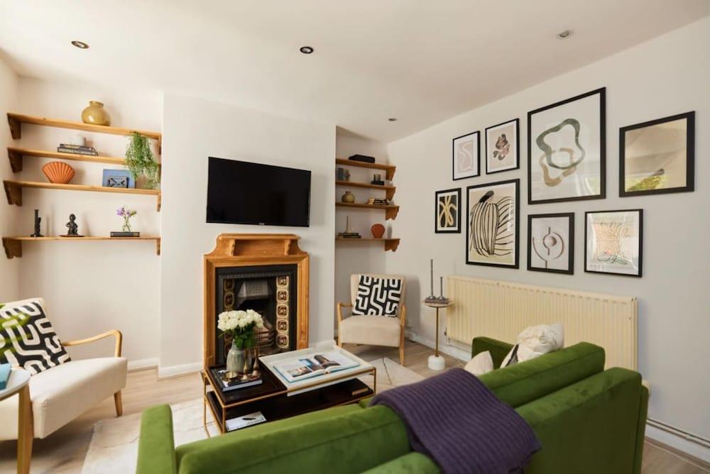The Hammersmith and Fulham Wonder - Trendy 3bdr Flat With Garden - Tap to explore photos