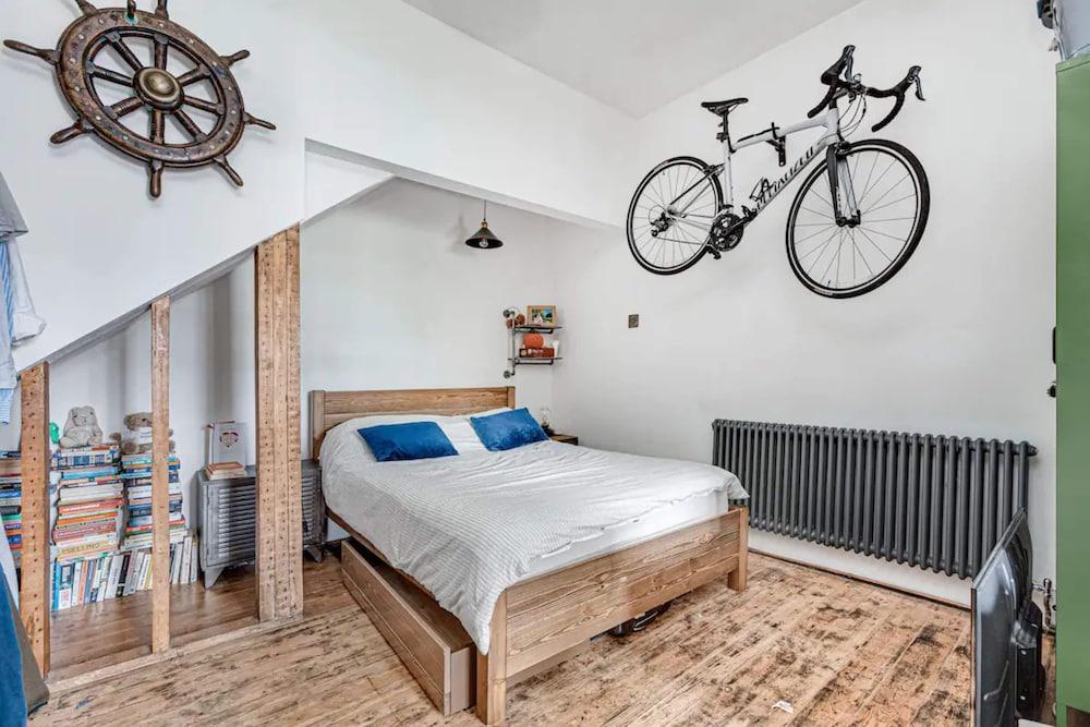 Sleek & Cosy 1BD Flat in Clapham - Tap to explore photos