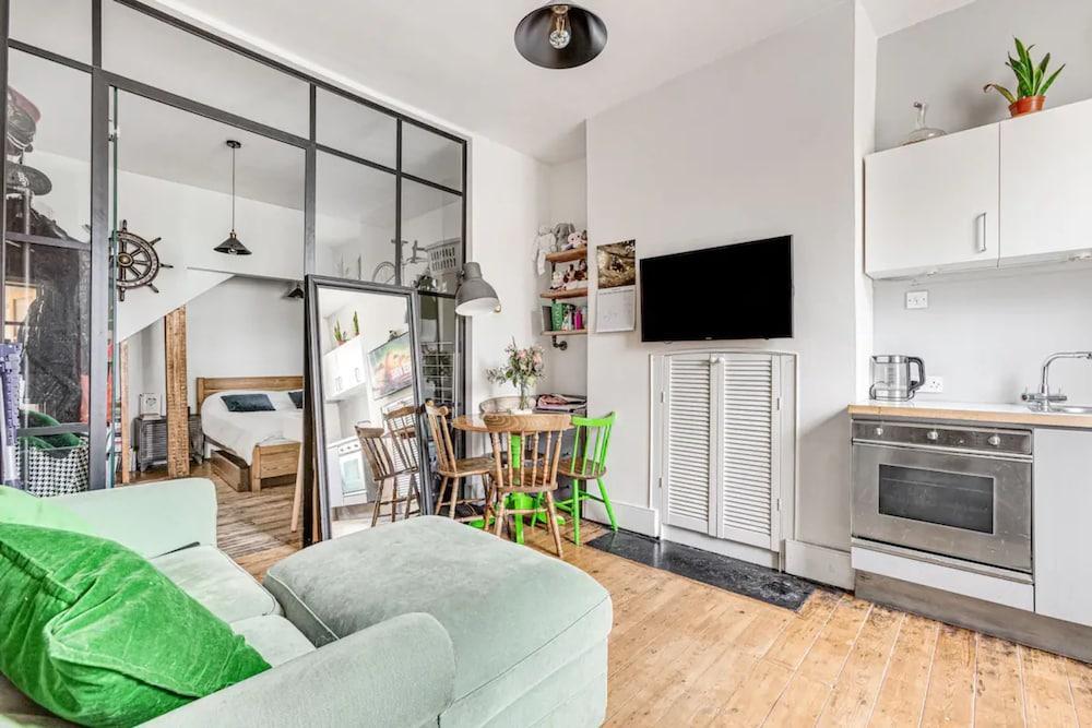 Sleek & Cosy 1BD Flat in Clapham - Tap to explore photos
