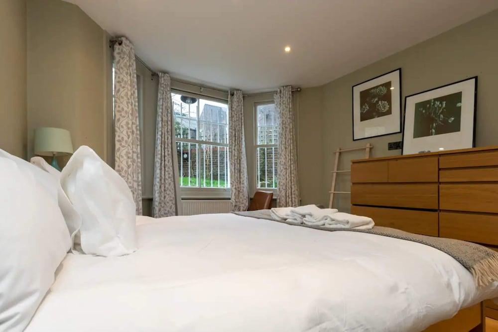 Snug 2BD Flat in Ladbroke Grove - Tap to explore photos