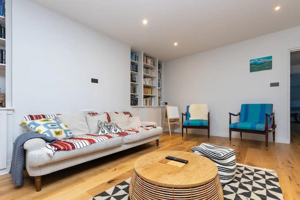 Snug 2BD Flat in Ladbroke Grove - Tap to explore photos