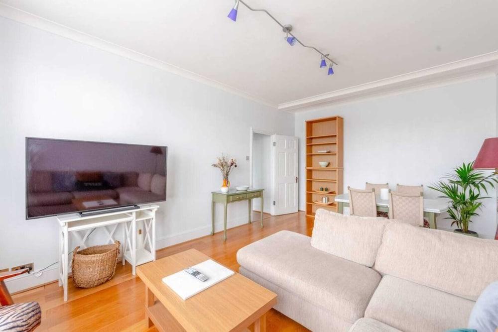 Central and Spacious 2 Bedroom Flat in Kensington - Tap to explore photos