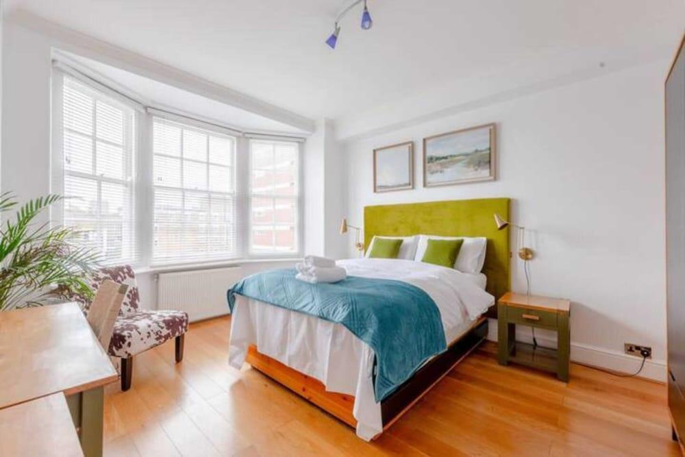 Central and Spacious 2 Bedroom Flat in Kensington - Tap to explore photos