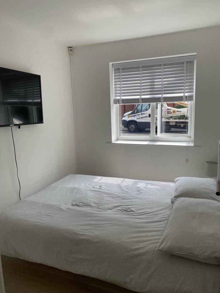 Spacious and Cosy 2 Bedroom Flat in Bermondsey - Tap to explore photos