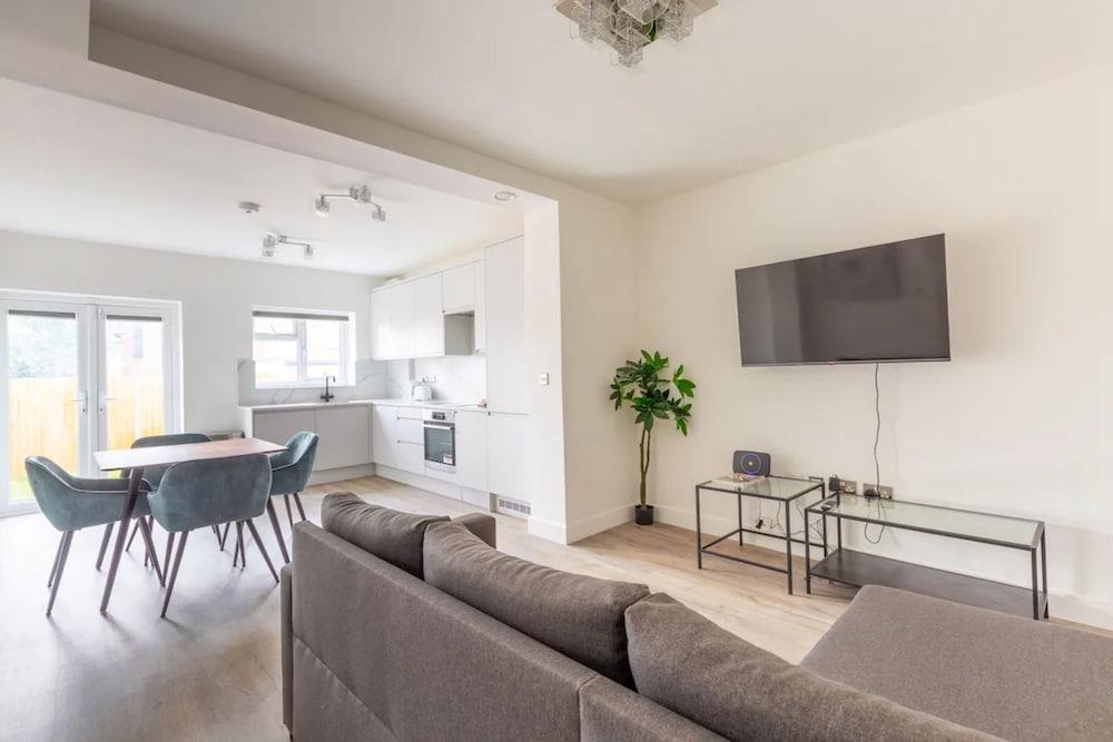 Contemporary 2 Bedroom in West London - Tap to explore photos