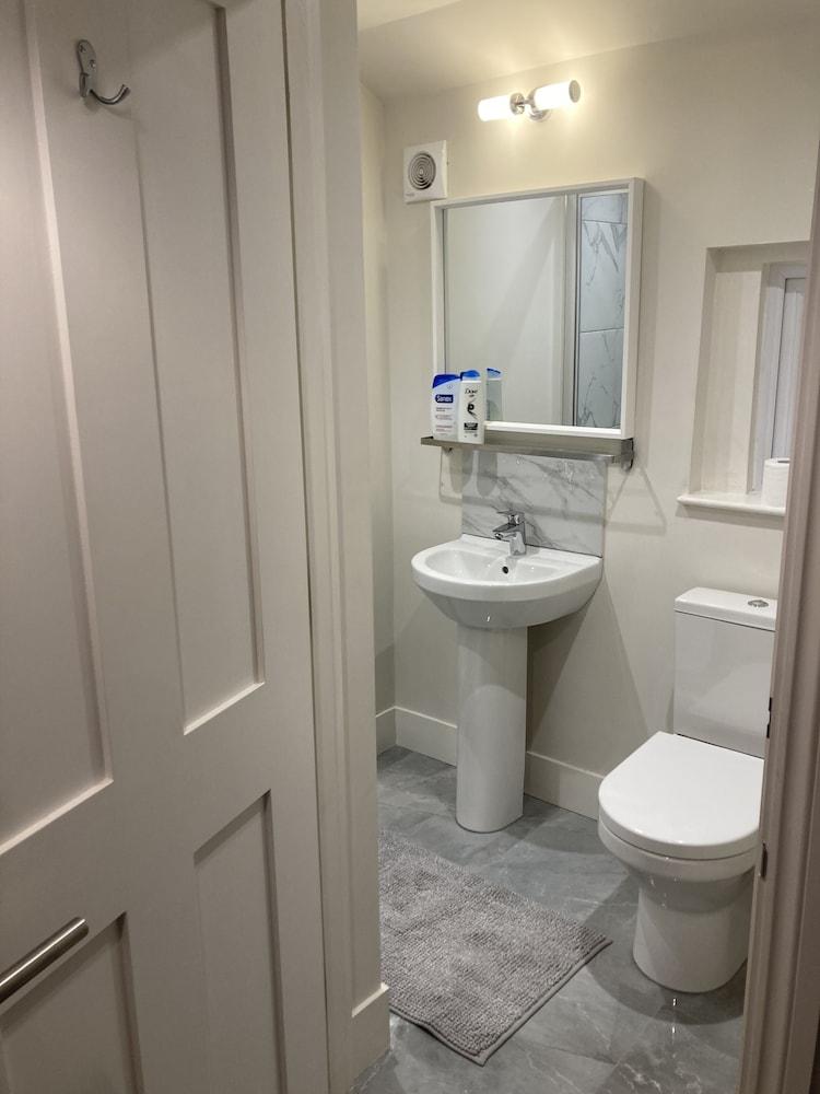 Beautiful 1-bed Studio in London - Tap to explore photos