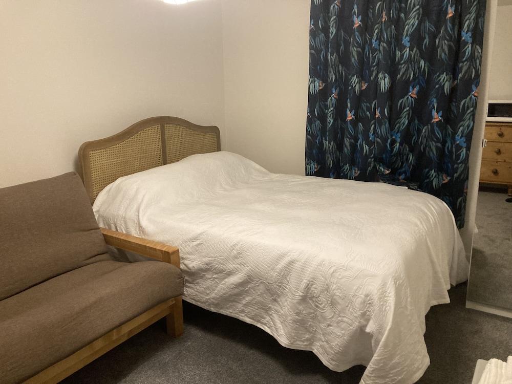 Beautiful 1-bed Studio in London - Tap to explore photos