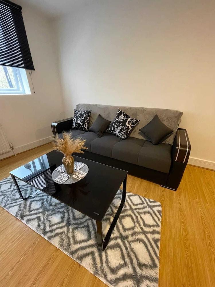 Cosy & Sleek 1BD Flat - Mile End - Tap to explore photos