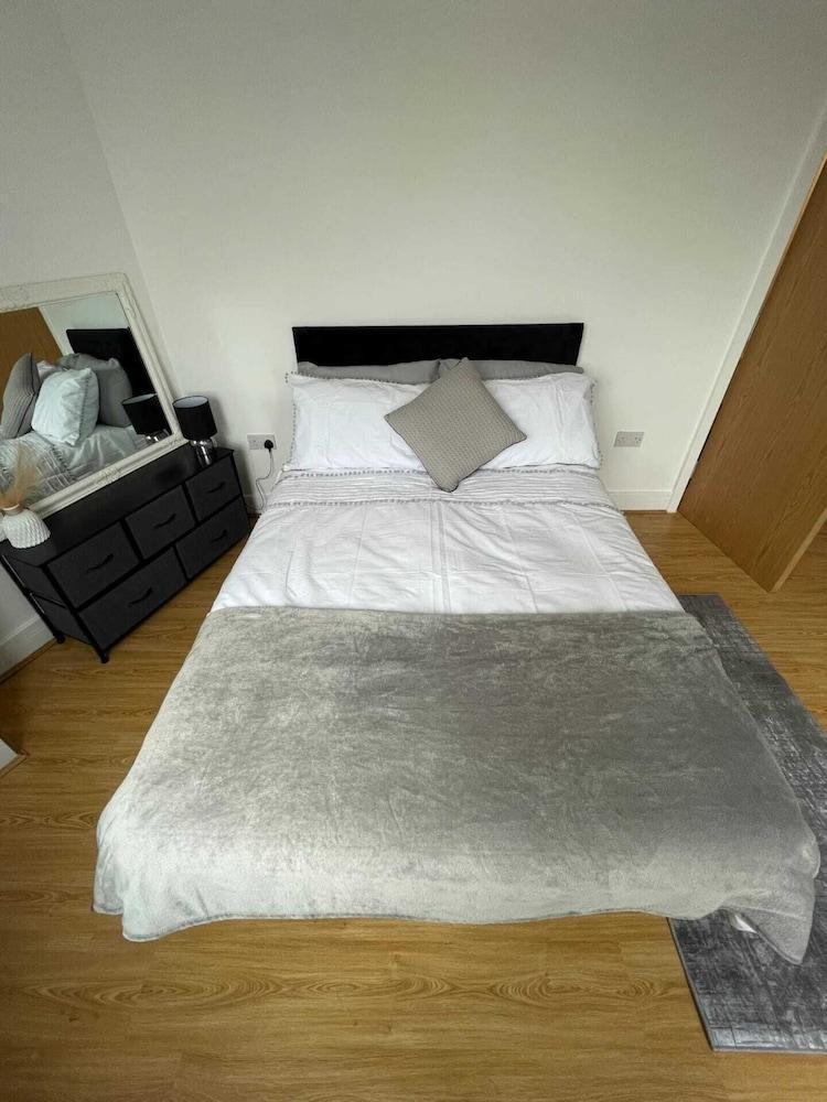 Cosy & Sleek 1BD Flat - Mile End - Tap to explore photos