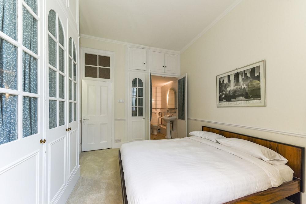 Kensington Queens Gate Apartment - Tap to explore photos