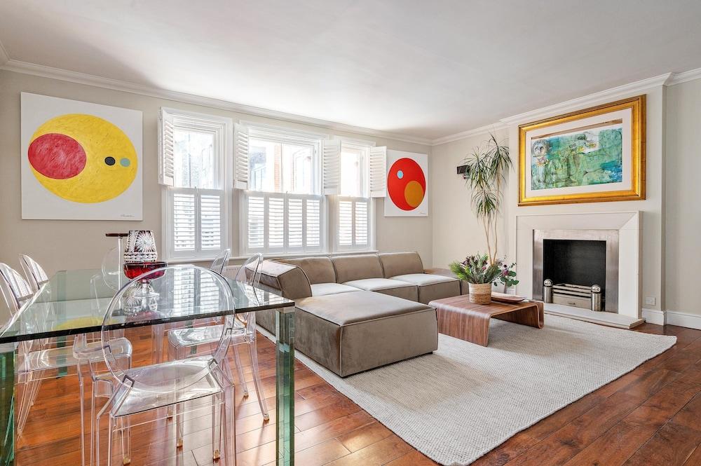 Period 3-bed Maisonette Next to the City of London - Tap to explore photos