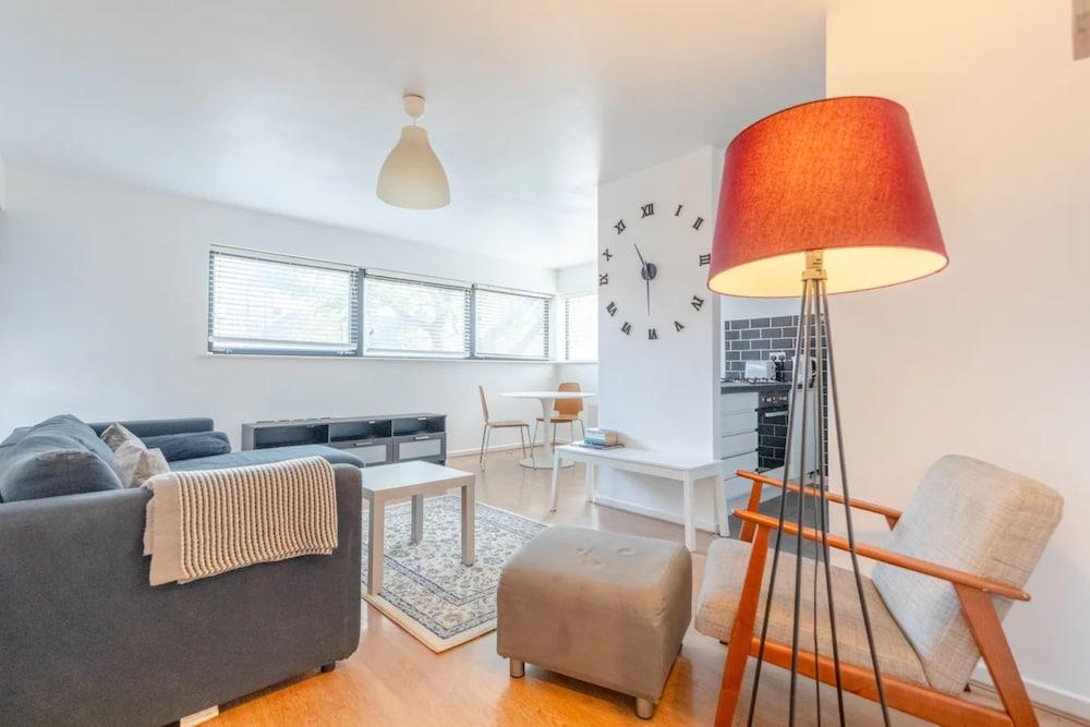 Radiant 2 Bedroom Apartment in East London - Tap to explore photos