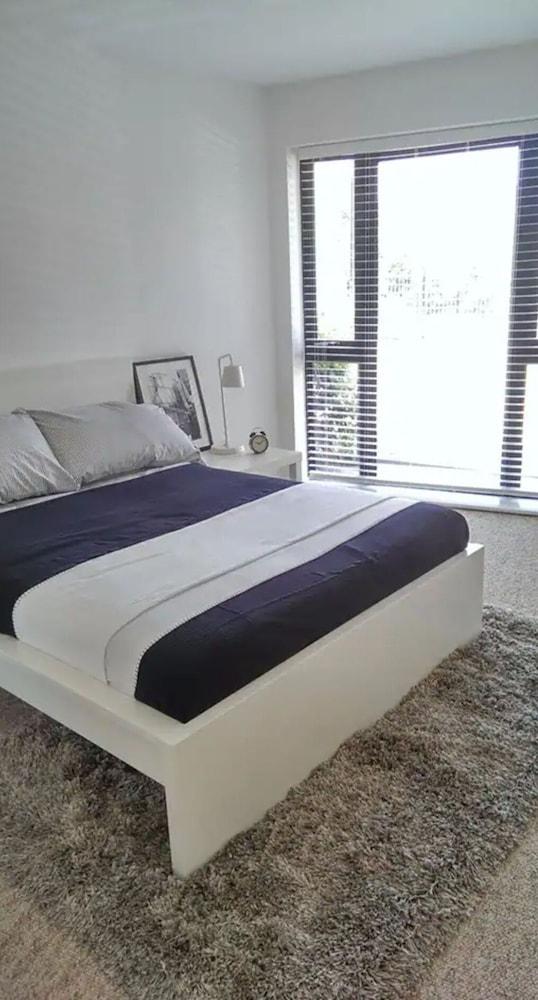 Radiant 2 Bedroom Apartment in East London - Tap to explore photos