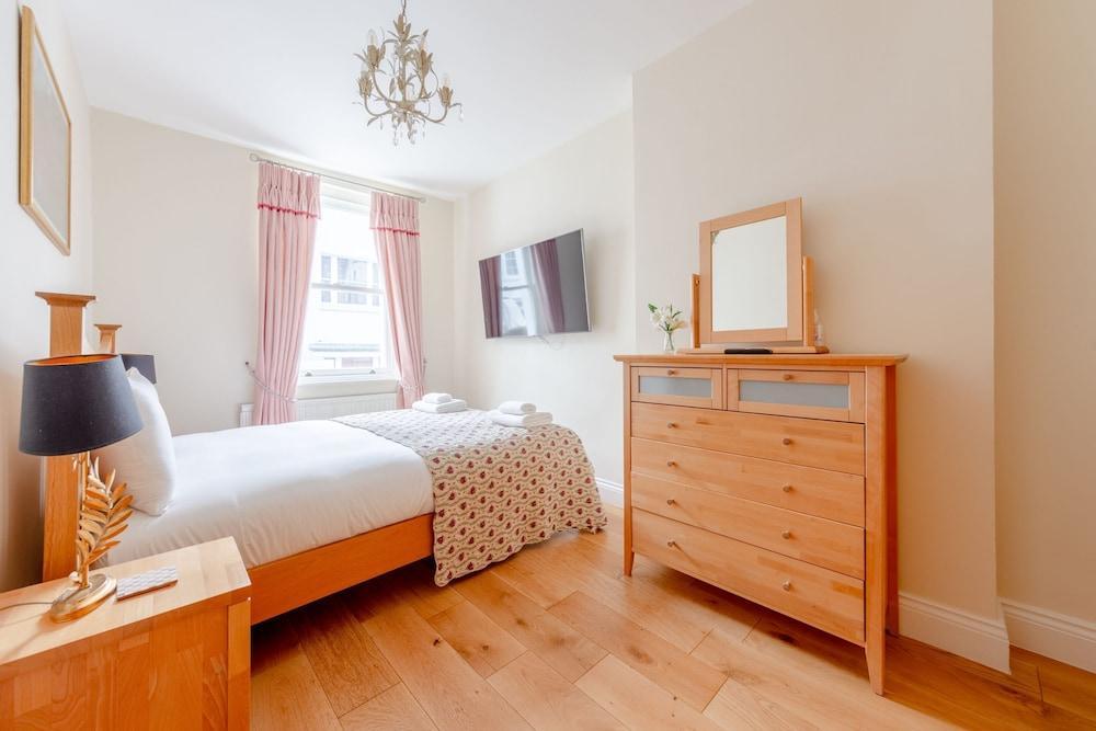 Spacious and Central 3 Bedroom House in Paddington - Tap to explore photos