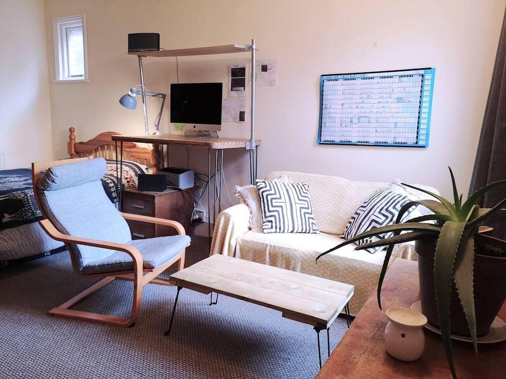 Cosy 1 Bed Flat Hideout in North London - Tap to explore photos