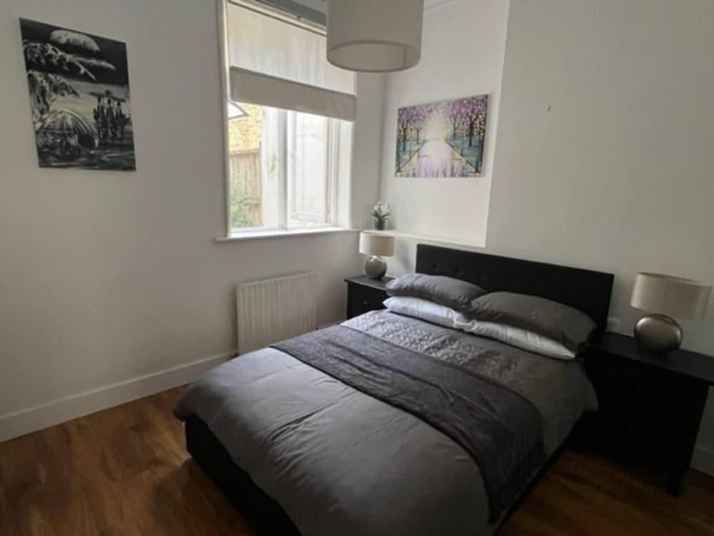 Charming 1-bed Apartment in West London - Tap to explore photos