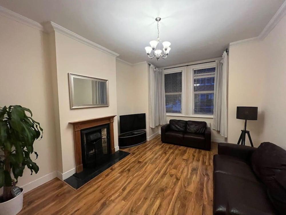 Charming 1-bed Apartment in West London - Tap to explore photos