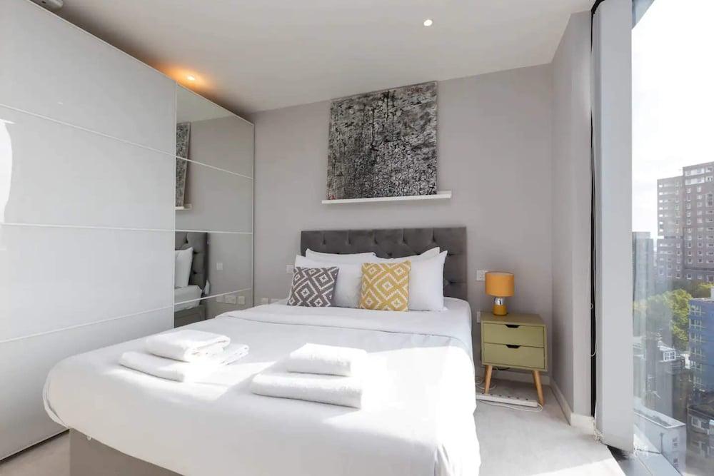 Bright New 1 Bedroom Flat in Elephant and Castle - Tap to explore photos