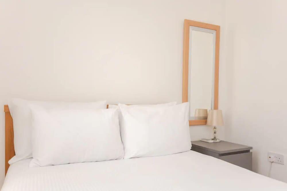 Homely 2 Bedroom Flat Near Embankment Station - Tap to explore photos
