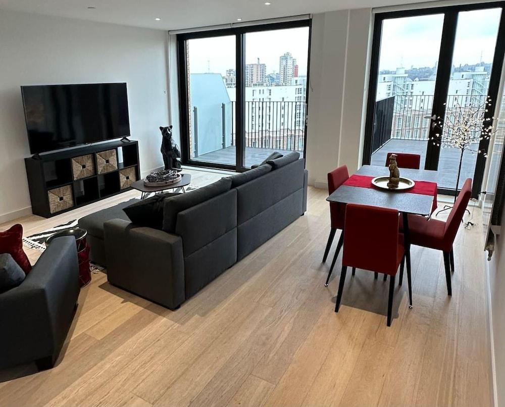 Immaculate Apartment in London, Royal Docks - Tap to explore photos