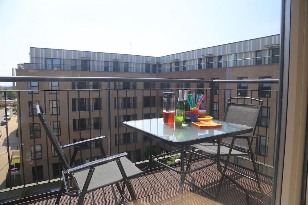 Luxury 2 Bed Apartment - Tap to explore photos