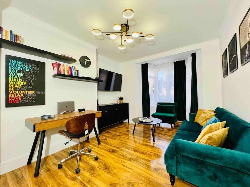 Stunning and Luxurious 1-bed Apartment in London - Tap to explore photos