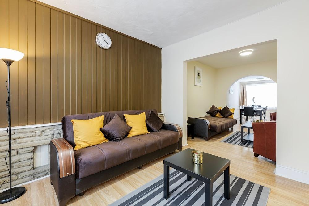 Beautiful 2-bed House in Quiet Cul-de-sac - Tap to explore photos