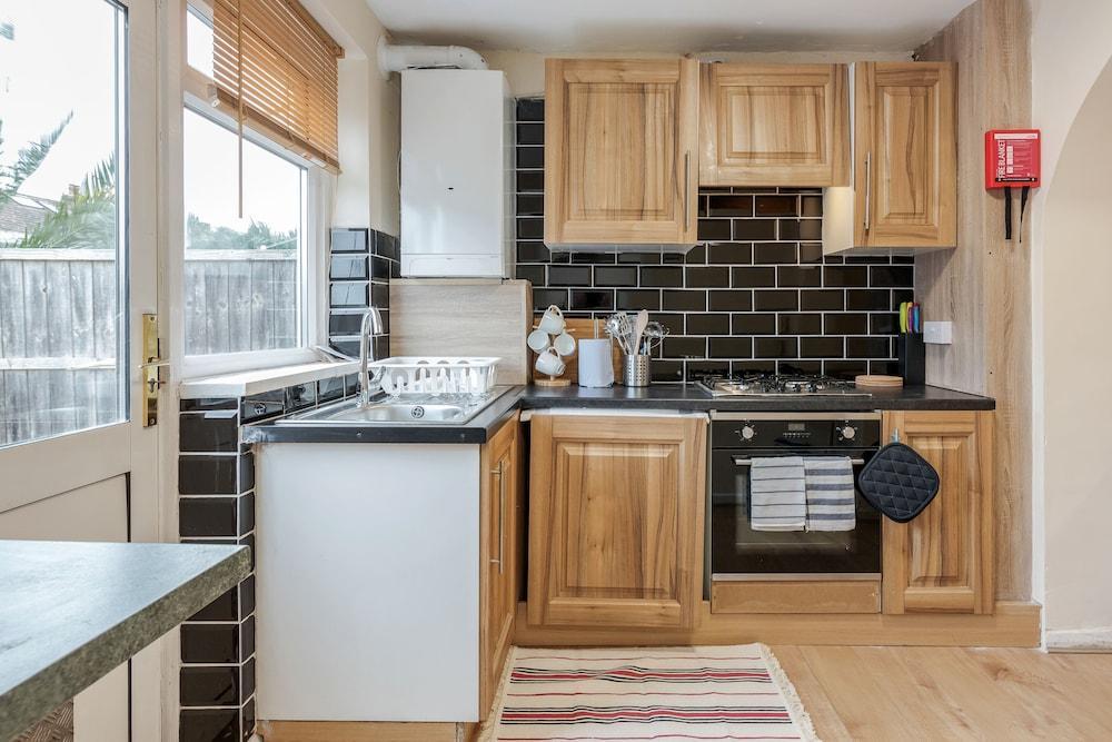Beautiful 2-bed House in Quiet Cul-de-sac - Tap to explore photos