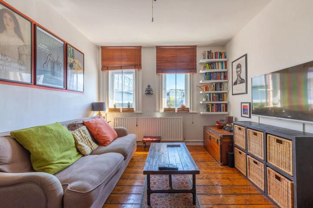 Trendy 2 Bedroom Apartment in the Heart of Brixton - Tap to explore photos