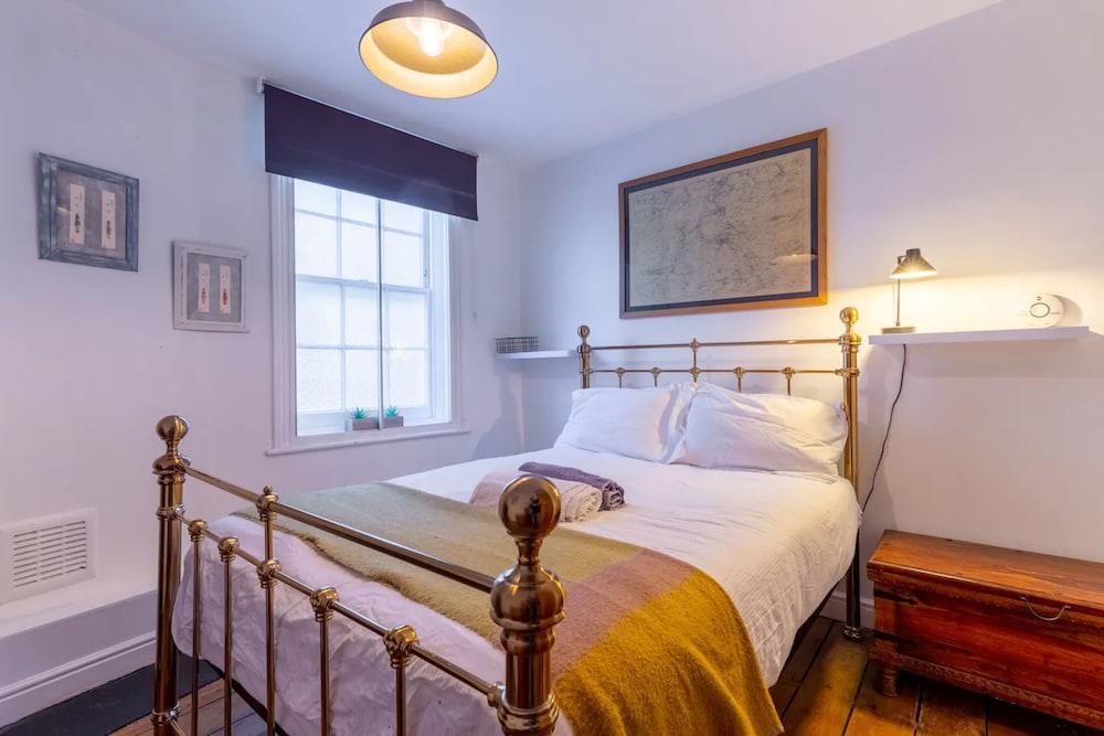 Trendy 2 Bedroom Apartment in the Heart of Brixton - Tap to explore photos