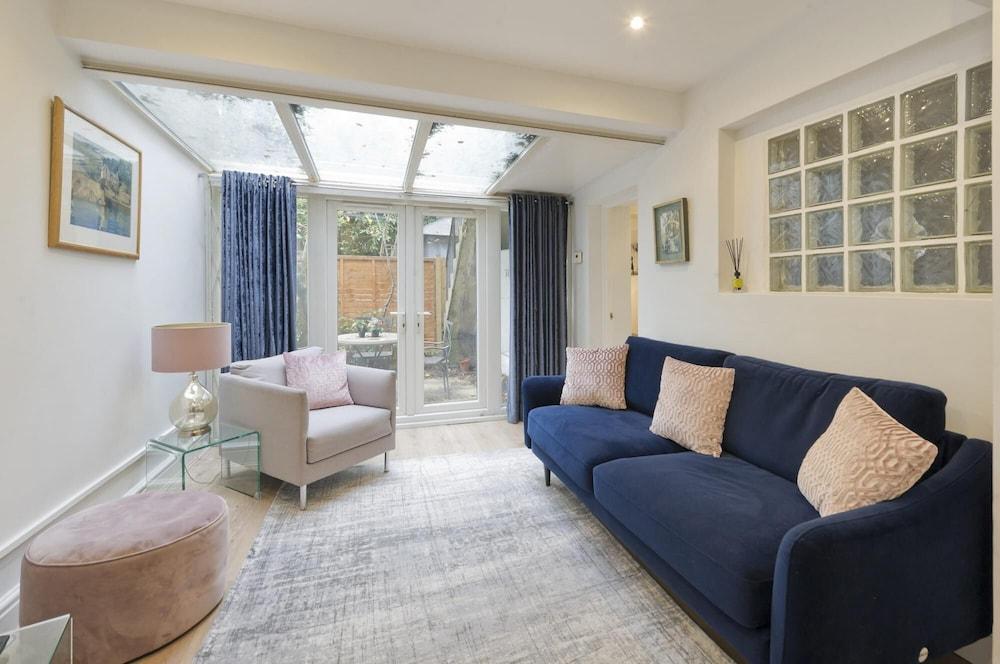Cosy 2 Bedroom Flat in Shepherds Bush - Tap to explore photos