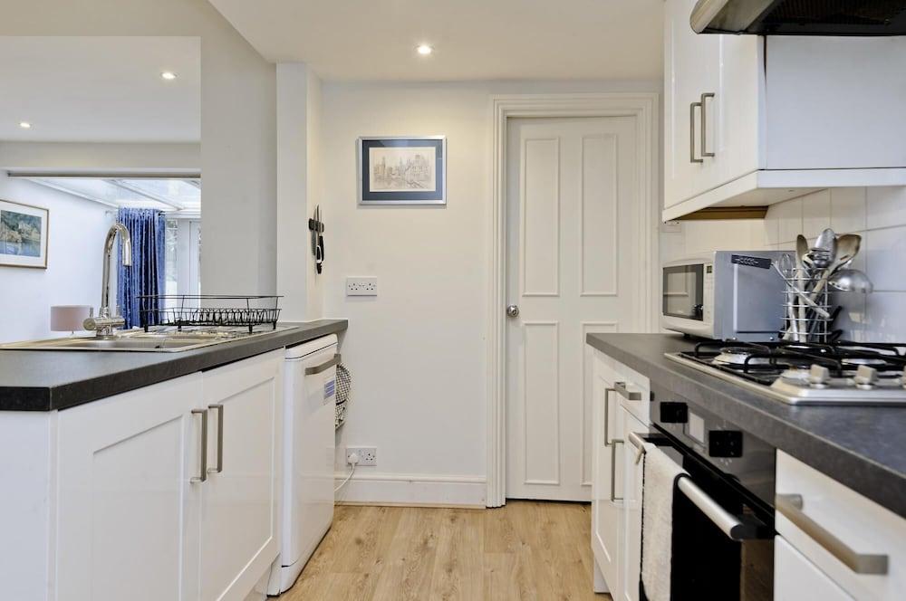 Cosy 2 Bedroom Flat in Shepherds Bush - Tap to explore photos