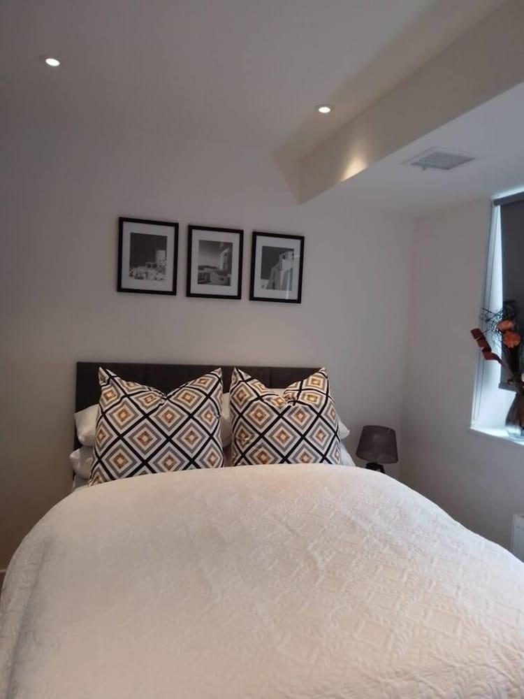 Whole Apartment 5mins to East Croydon & Concierge - Tap to explore photos