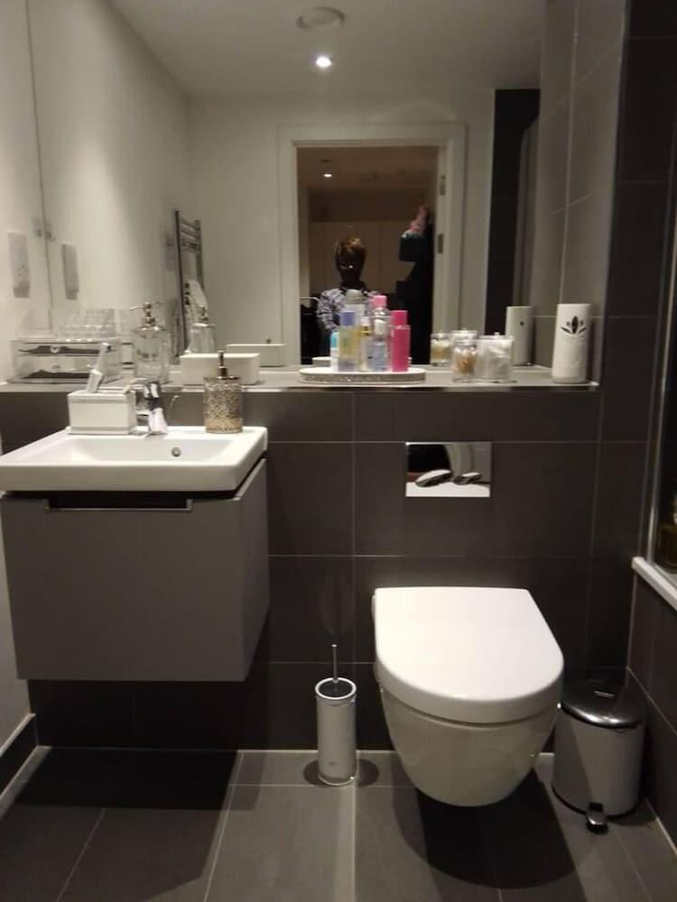 Whole Apartment 5mins to East Croydon & Concierge - Tap to explore photos