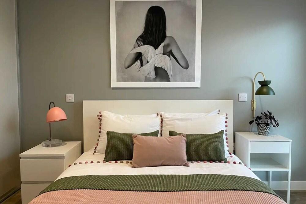 Chic 1 Bedroom Apartment Near Tooting Broadway - Tap to explore photos