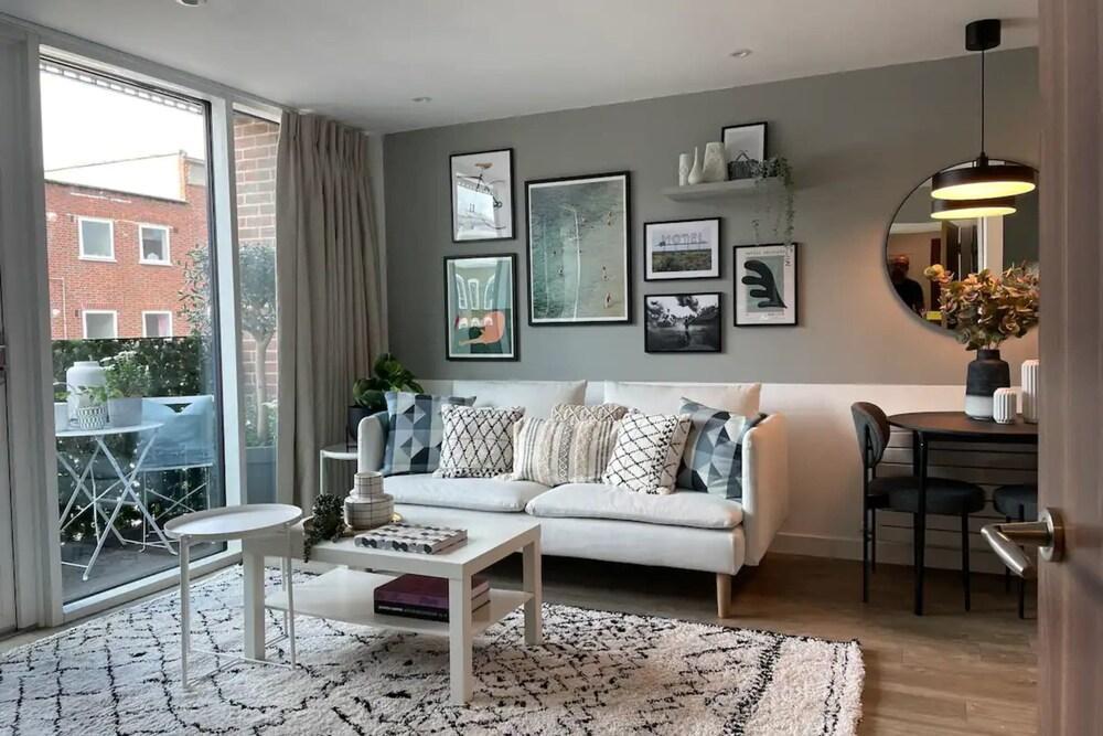 Chic 1 Bedroom Apartment Near Tooting Broadway - Tap to explore photos