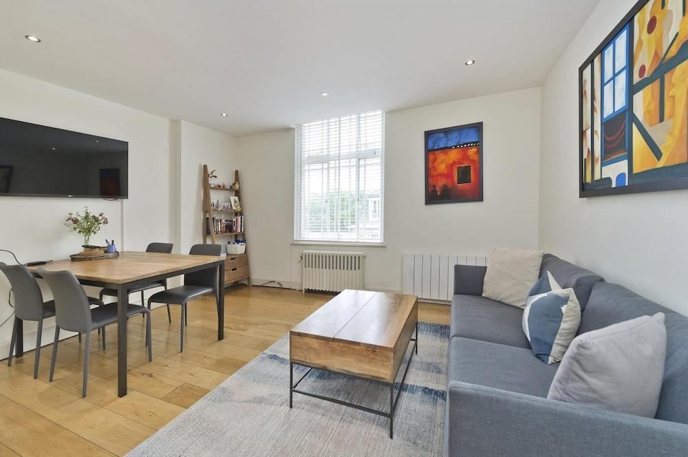 Fantastic Bright 1 Bedroom Apartment on Queensway Bayswater - Tap to explore photos