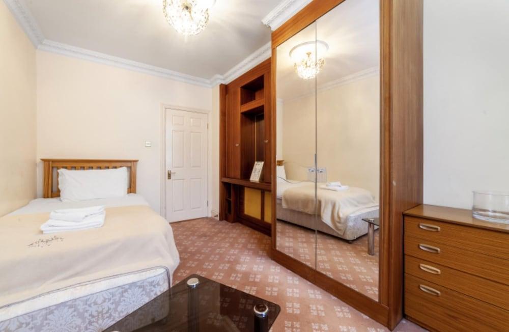 Large 3-bed Apartment in London Kensington Gardens - Tap to explore photos