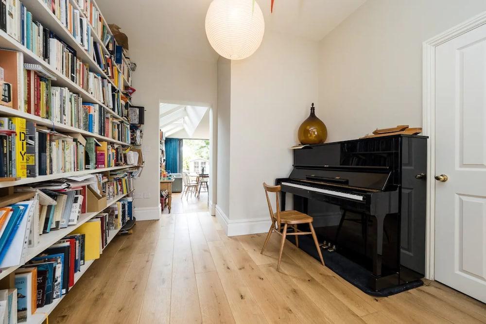 Lovely 4 Bedroom Terraced Family Home - Tap to explore photos