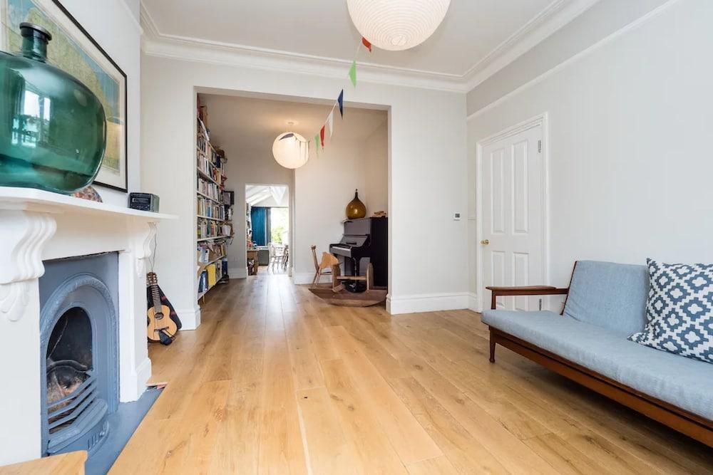 Lovely 4 Bedroom Terraced Family Home - Tap to explore photos