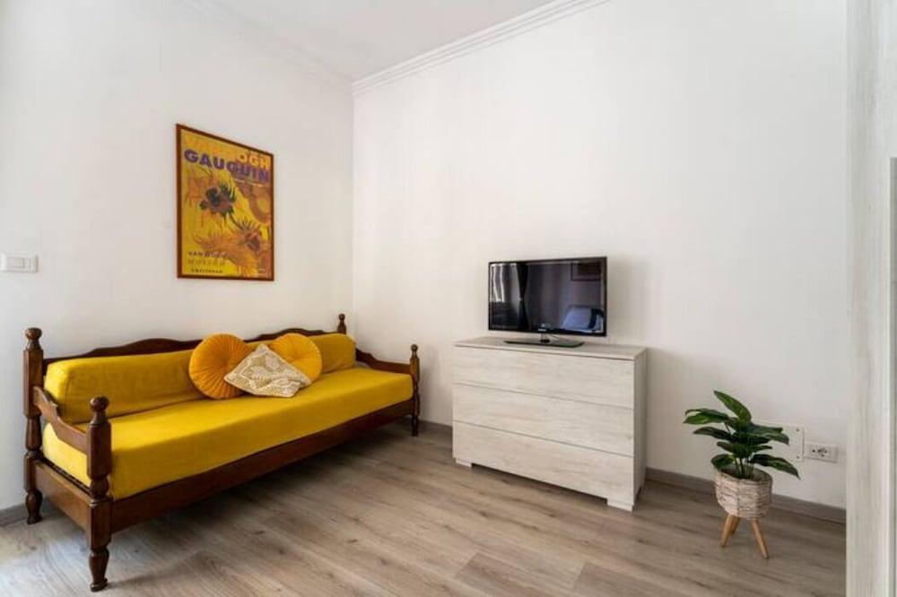 Appia Antica Guest House - Tap to explore photos