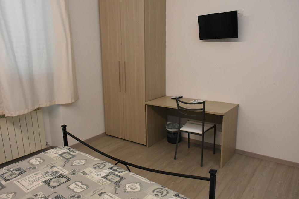 Albano Station Rooms - Tap to explore photos