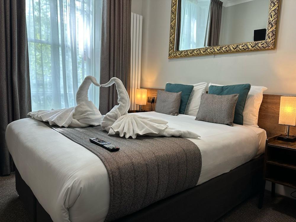 Tudor Court Hotel Room Type - Compact Double Room