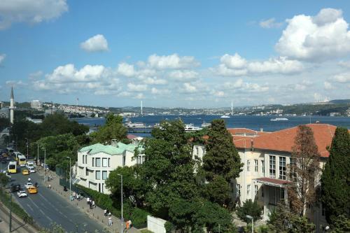 The Maestro Hotel Room Type - Deluxe King Room with Sea View