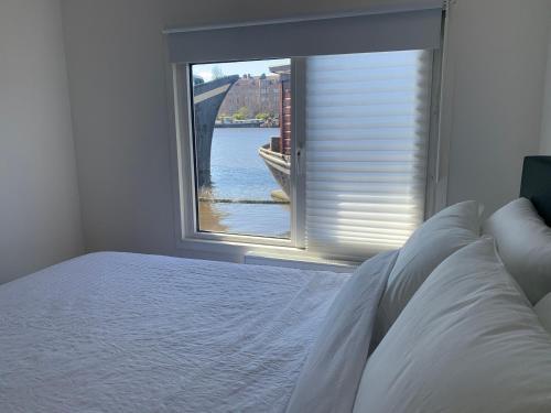 Tiny Houseboat B&B on the Amstel River - Tap to explore photos